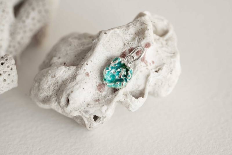 Mini Anhänger Mit Emaille Smaragd Grün Meer von DariJewellery