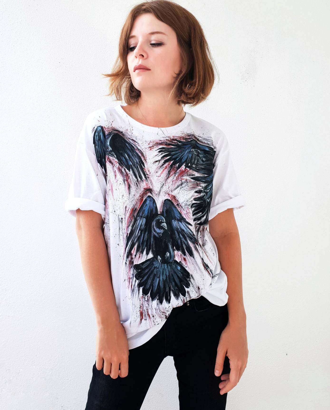 Handbemaltes Krähen T-Shirt Einzigartiges Unisex Baumwoll T-Shirt von Dariacreative