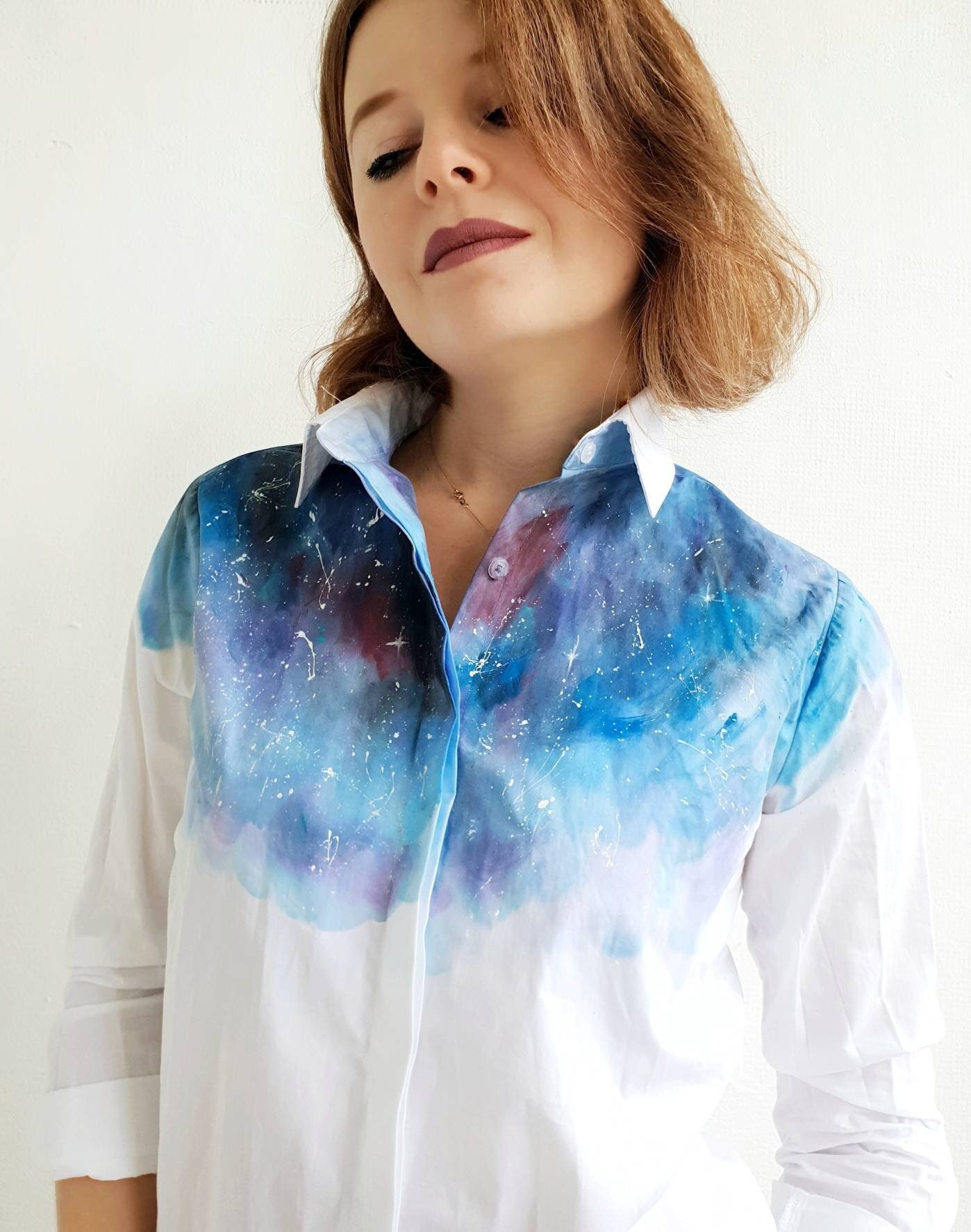 Handgefärbte Galaxy Unikat Bluse Gefärbtes Frauen Shirt Painted Designer Kleidung Weißes Knöpfe Up von Dariacreative