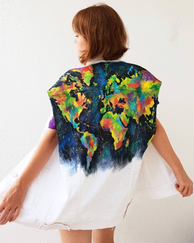 Handgemalte Weltkarte Jeans-Weste Ärmellose Kunstjacke Handgemalte Weltkarte Jeans-Weste Ärmellose Kunstjacke von Dariacreative