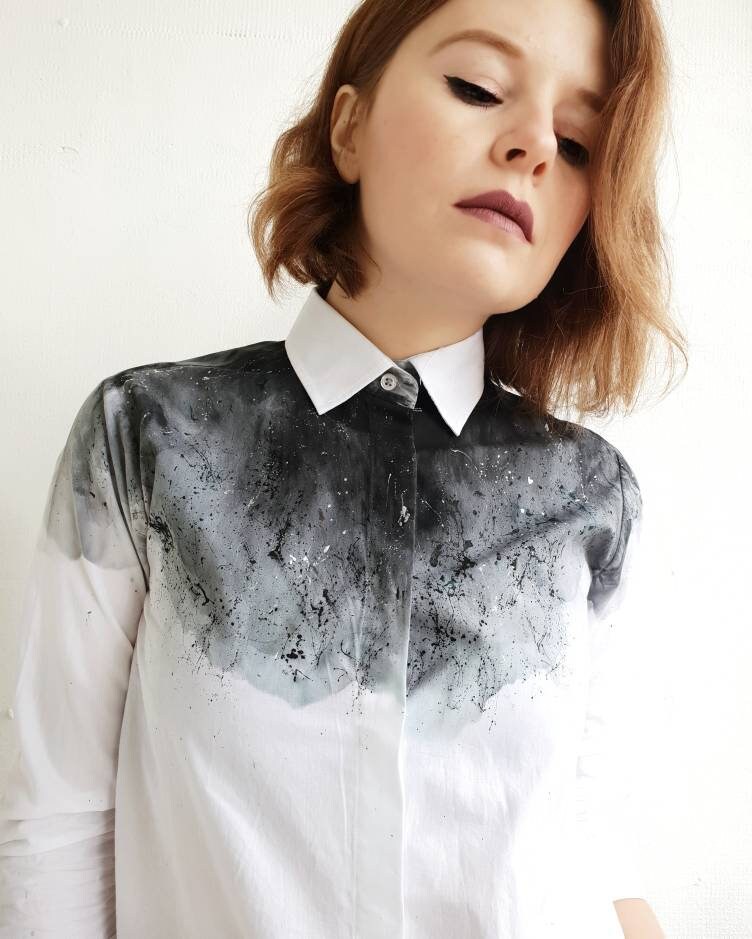 Handgefärbte Ombre-Bluse Schwarz Und Weiß Bemaltes Hemd Handgefärbte Ombre-Bluse Schwarz Und Weiß Bemaltes Hemd von Dariacreative