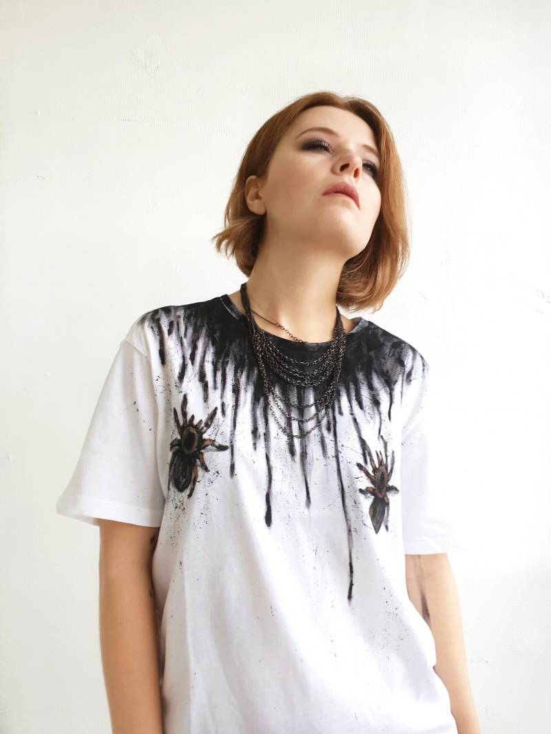 Handbemaltes Spinnen-T-Shirt Dark Gothic Style, Designerkleidung Handbemaltes Spinnen-T-Shirt Dark Gothic Style, Designerkleidung von Dariacreative