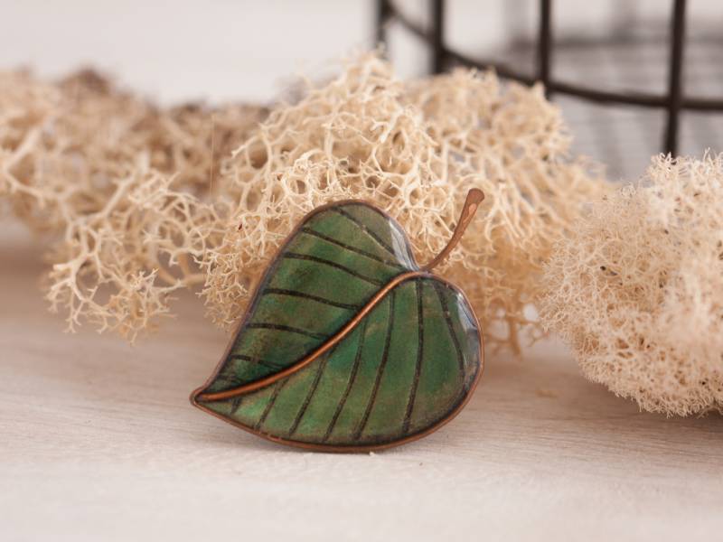 Dunkelgrüne Blatt-Brosche von Dariami