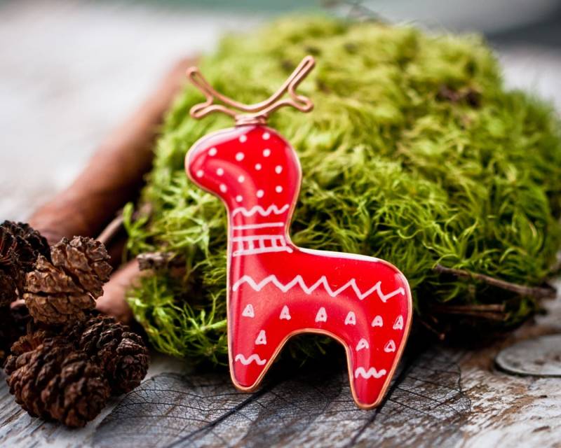 Handgemachte Rotwild Brosche Volkskunst Weihnachtsbrosche von Dariami