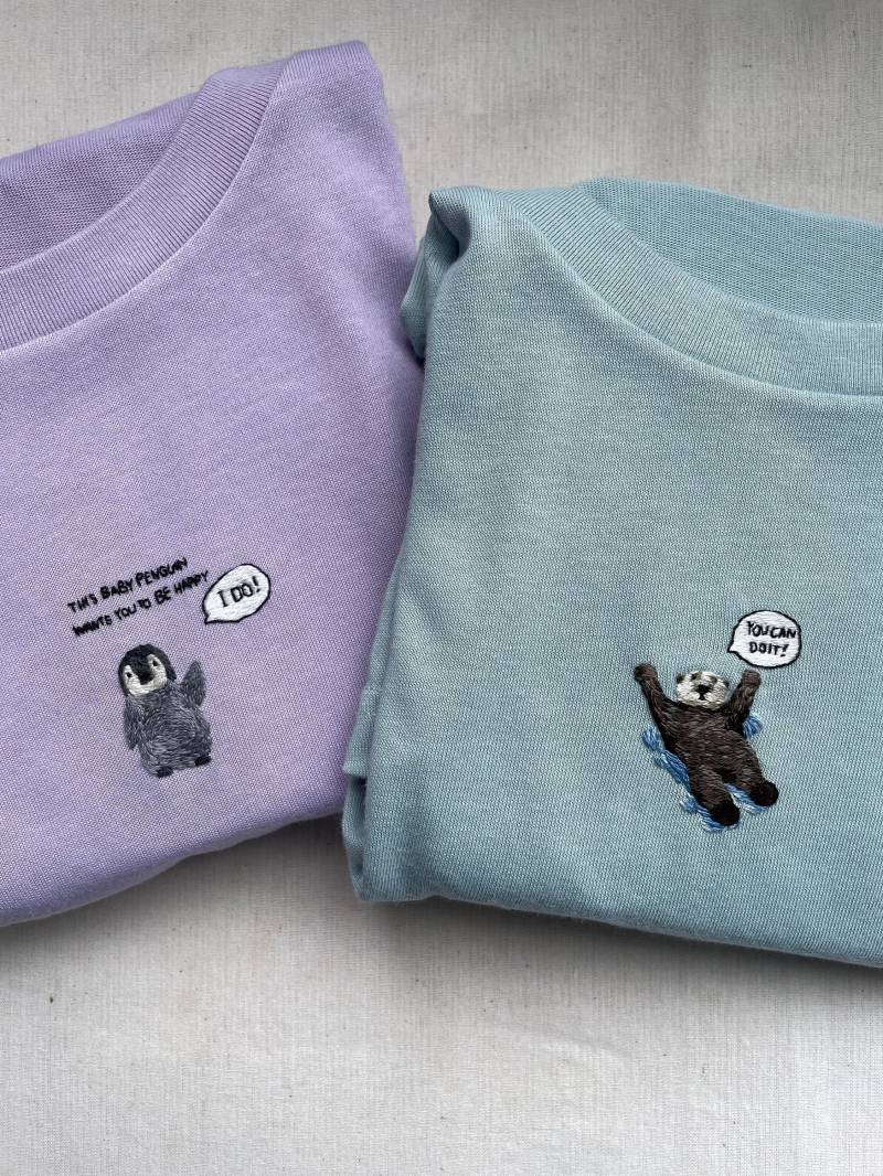 Handgesticktes Süsses Tier Auf Weissem T-Shirt von DaridaStudio