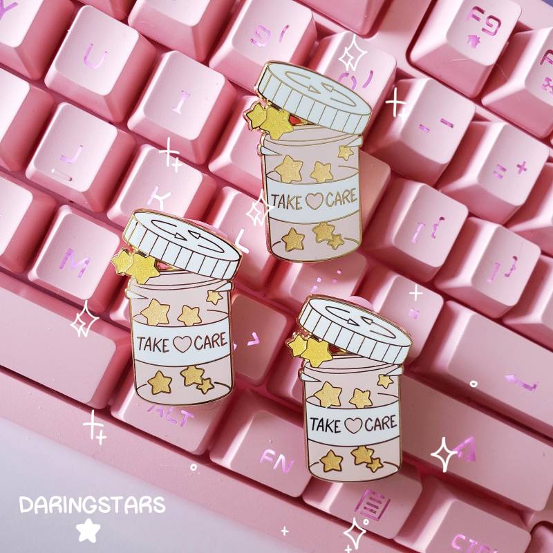 Take Care Pill Flasche Emaille Pin von DaringstarsStudios