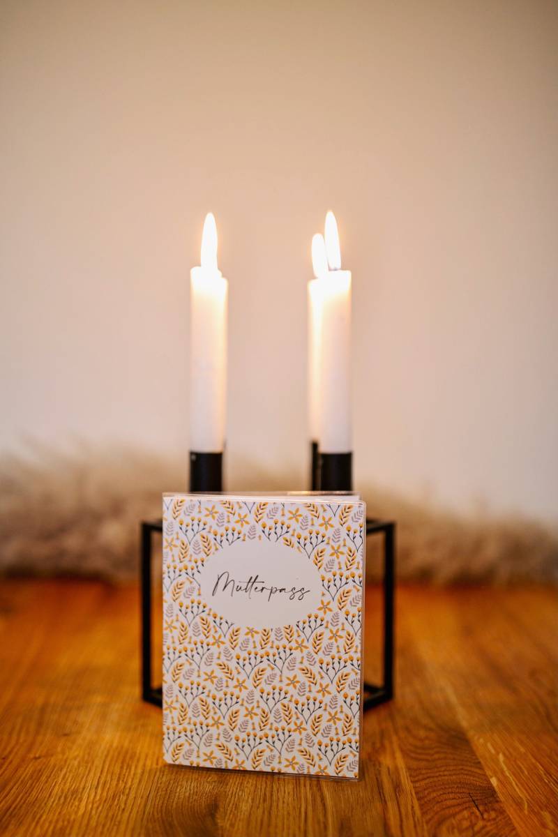 Mutterpass Hülle "Blumen Gelb" von DarjaDDesign