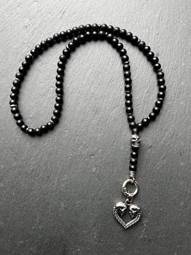 Shadow Pact - Biker Halskette Mit Onyx Matt 8 Mm, Totenkopf & Herzanhänger Rockerschmuck Symbolkette Handmade Unisex von DarkAngelSchmuck