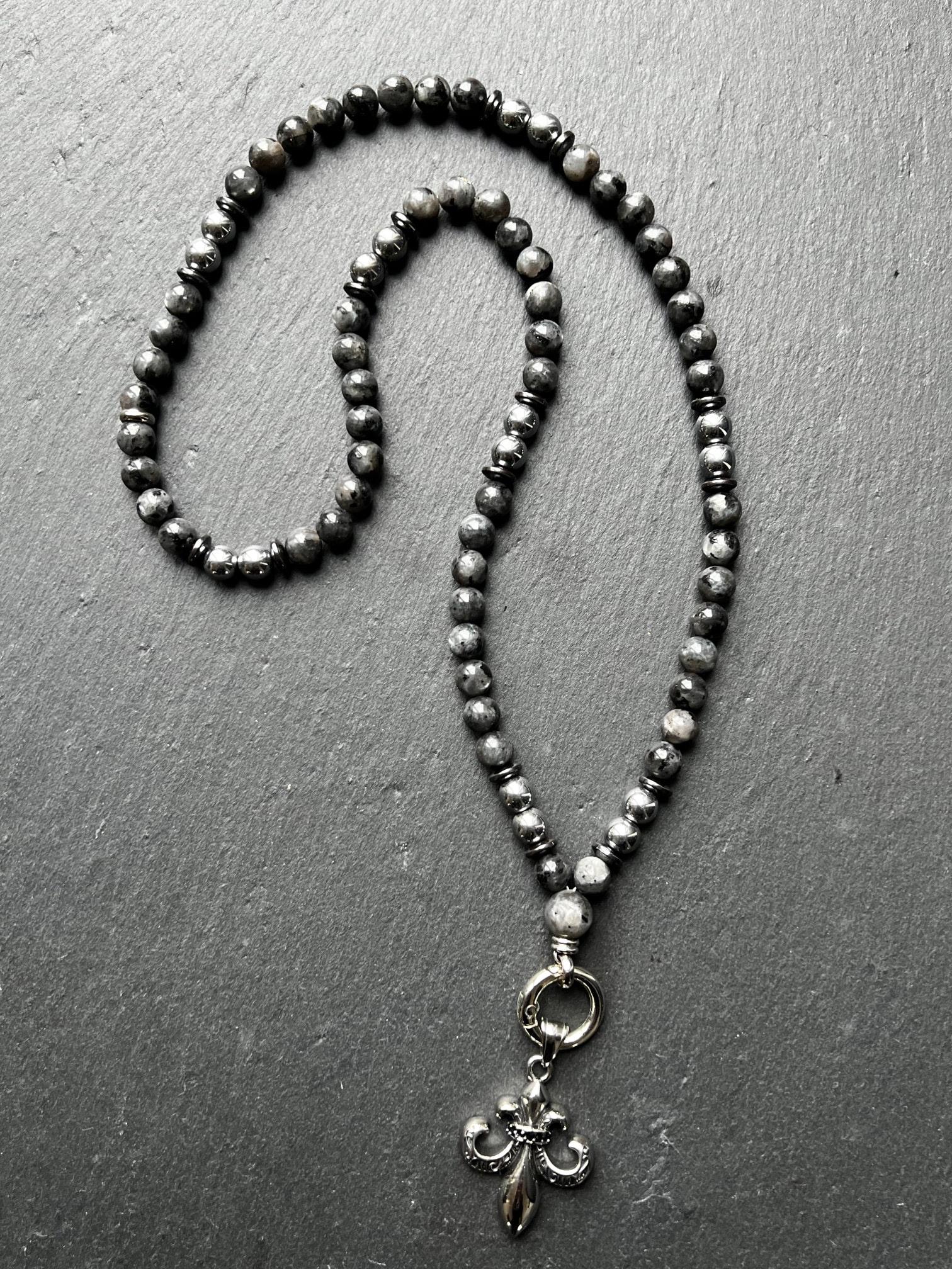 Silver Grace - Biker Halskette Damen Mit Labradorit & Hämatit 8 Mm Fleur-De-Lis Symbol Gothic Stil Ohne Verschluss Handmade Schmuck von DarkAngelSchmuck