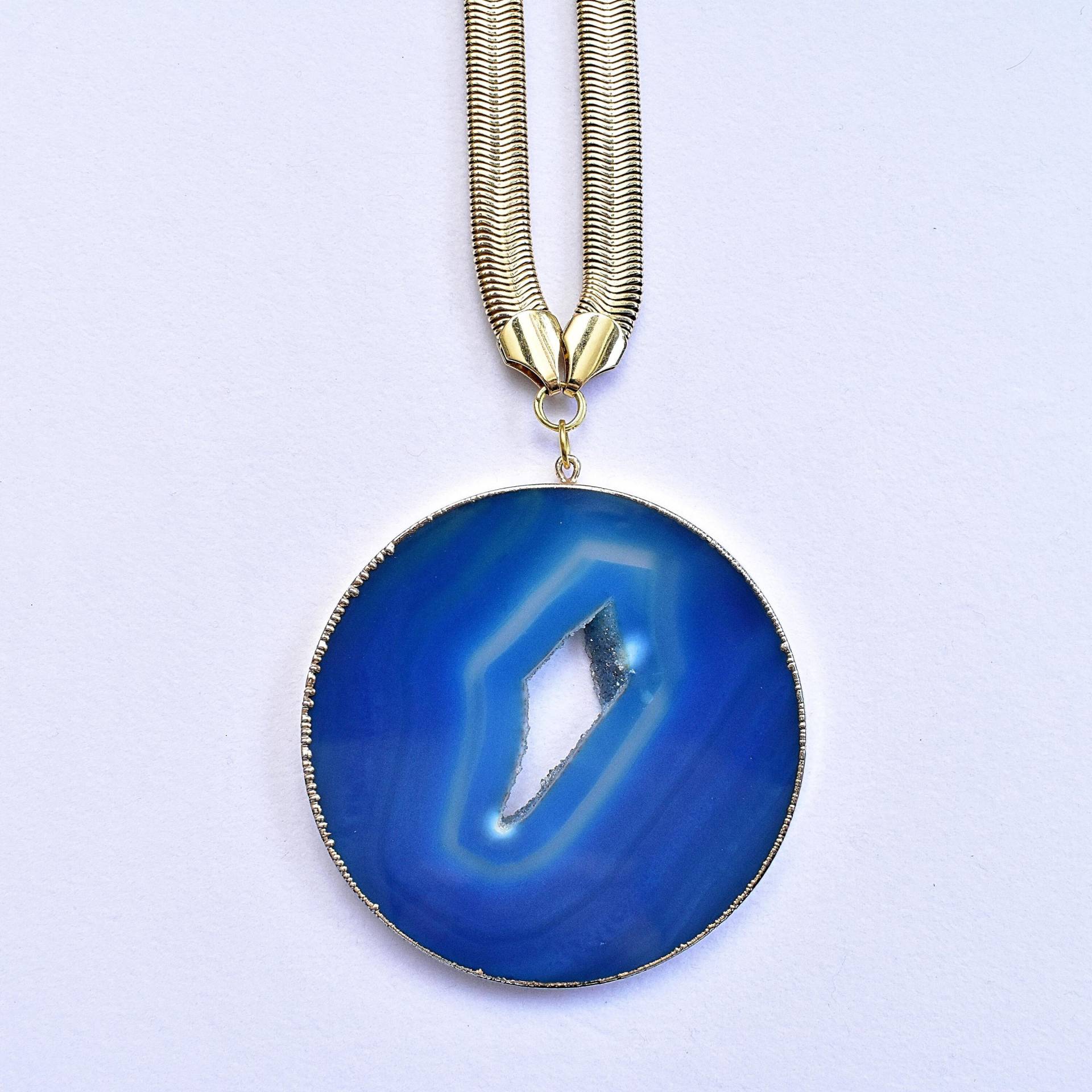 Blaue Achat Halskette 24K Vergoldeter Runder Edelstein, 16 in Schlangenkette Blaue Achat Halskette 24K Vergoldeter Runder Edelstein, 16 in Schlangenkette von DarkEdgeJewelry