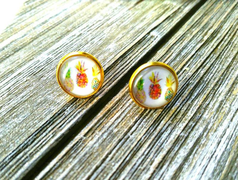 Drei Kleine Ananas Verspielte 12mm Sommer Post/Ohrstecker in Gold-Einstellungen Drei Kleine Ananas Verspielte 12mm Sommer Post/Ohrstecker in Gold-Einstellungen von DarkEmberDesigns