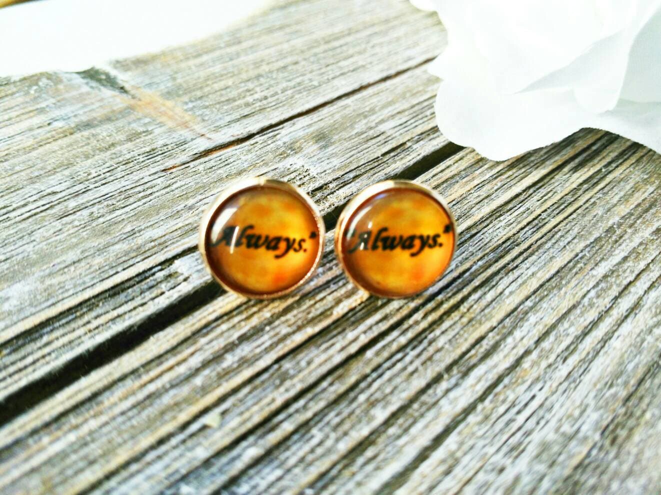 Immer 12mm Set Schwarzer Schrift Auf Goldgrund Verwirbelt Glascabochon in Rose Gold Post/Ohrstecker Immer 12mm Set Schwarzer Schrift Auf Goldgrund Verwirbelt Glascabochon in Rose Gold Post/Ohrstecker von DarkEmberDesigns