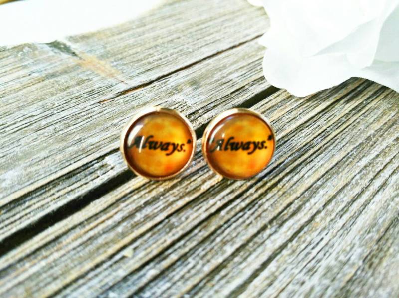 Immer 12mm Set Schwarzer Schrift Auf Goldgrund Verwirbelt Glascabochon in Rose Gold Post/Ohrstecker Immer 12mm Set Schwarzer Schrift Auf Goldgrund Verwirbelt Glascabochon in Rose Gold Post/Ohrstecker von DarkEmberDesigns