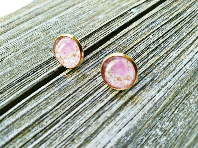 Lila Glitter Marmor 12mm Kombiniert Lila-Lavendel Farbe Mit Gold-Glitter Akzent Glas Cabochon in Rose Gold Post/Ohrstecker Lila Glitter Marmor 12mm Kombiniert Lila-Lavendel Farbe Mit Gold-Glitter Akzent Glas Cabochon in Rose Gold Post/Ohrstecker von DarkEmberDesigns