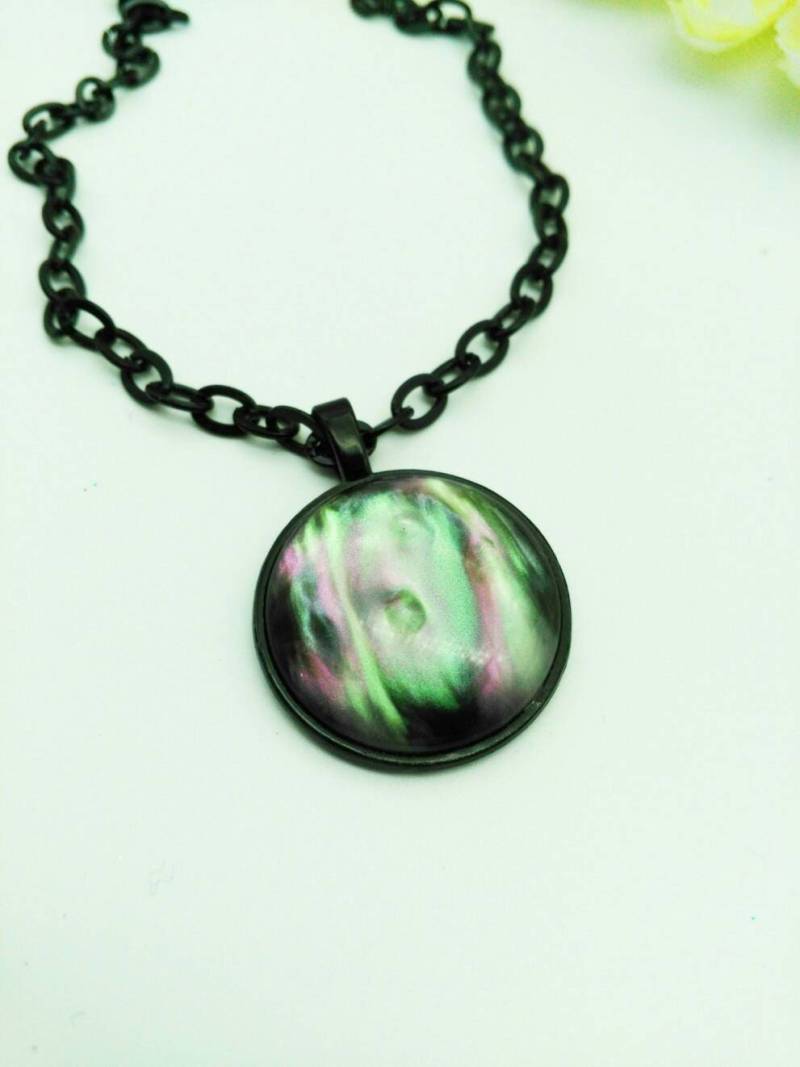 Northern Lights Halskette - 25 Mm Schwarz Cameo Anhänger Schöne Harz Cabochon Halskette Schwarze Kette Northern Lights Halskette - 25 Mm Schwarz Cameo Anhänger Schöne Harz Cabochon Halskette Schwarze Kette von DarkEmberDesigns