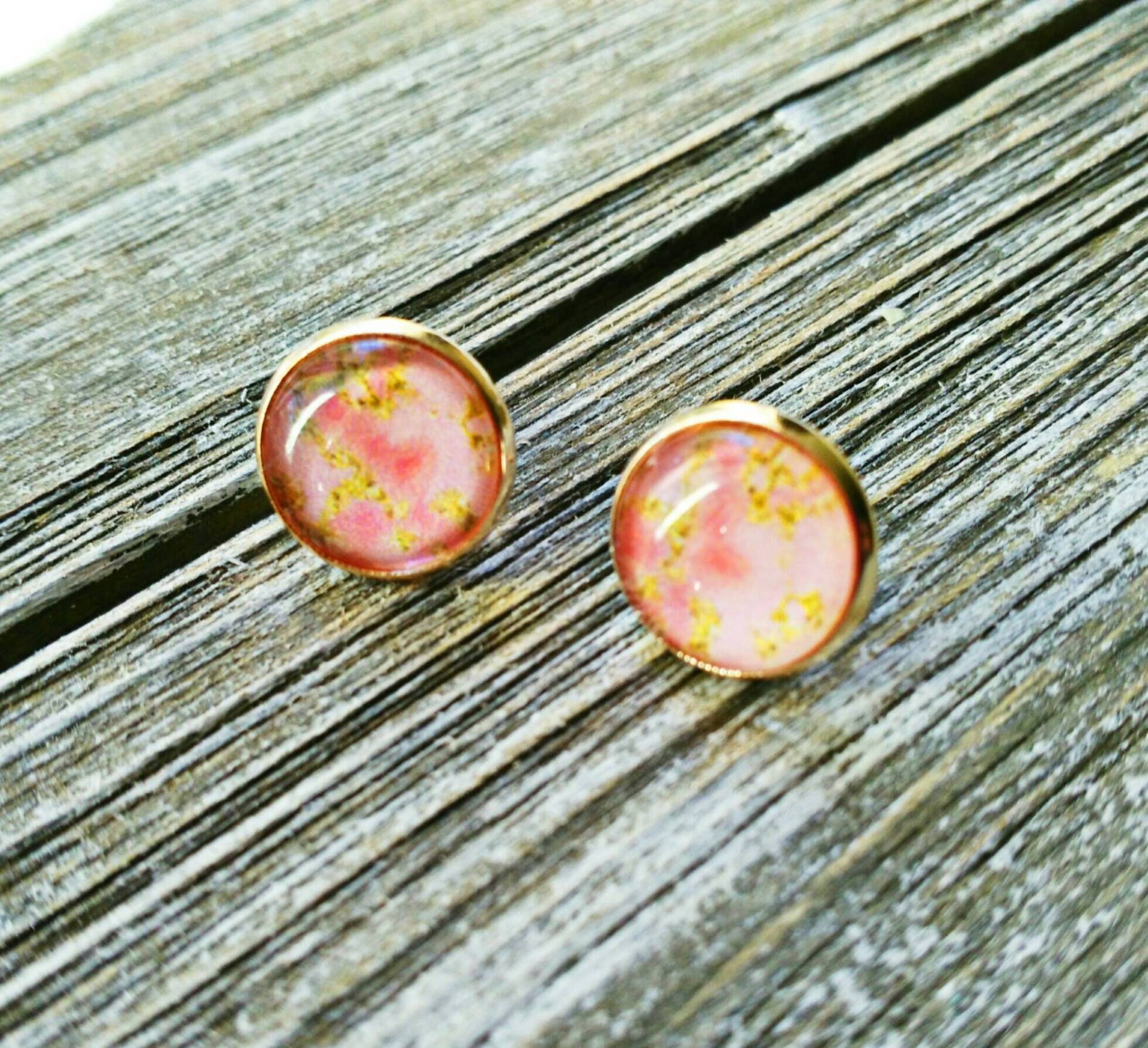 Pfirsich Glitter Marmor 12mm Kombiniert Pfirsich-Rosa Farbe Mit Gold-Glitter Akzent Glas Cabochon in Rose Gold Post/Ohrstecker Pfirsich Glitter Marmor 12mm Kombiniert Pfirsich-Rosa Farbe Mit Gold-Glitter Akzent Glas Cabochon in Rose Gold Post/Ohrstecker von DarkEmberDesigns