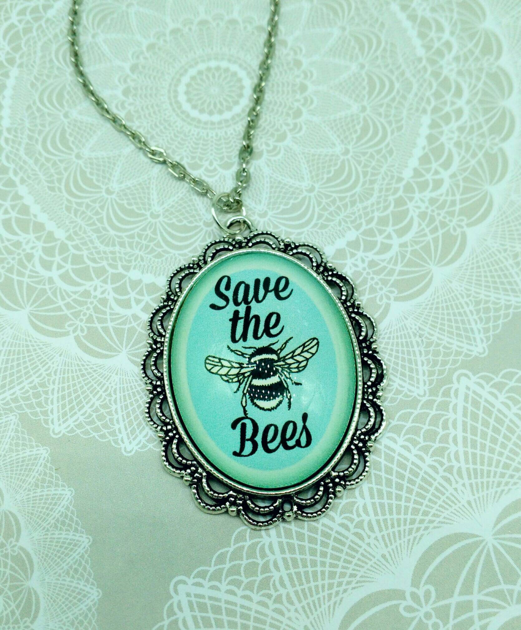 Save The Bees - Silber Und Blau 30x40mm Glas Kamee Save The Bees Anhänger Halskette Save The Bees - Silber Und Blau 30x40mm Glas Kamee Save The Bees Anhänger Halskette von DarkEmberDesigns