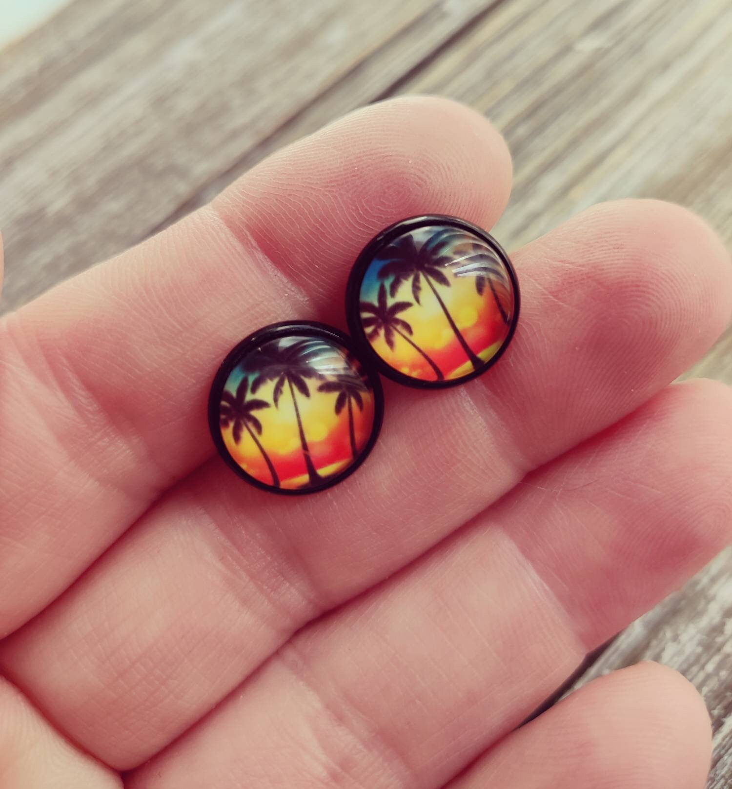 Sunset in Paradise-12 Mm Palme Sonnenuntergang Schwarz Post Ohrringe Sunset in Paradise-12 Mm Palme Sonnenuntergang Schwarz Post Ohrringe von DarkEmberDesigns