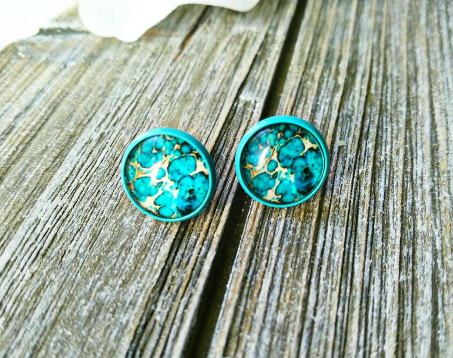 Watercolor Drops Hellblaue Aquarell Tropfen Unter Glas Cabochons in Aqua 12mm Post/stud Einstellungen Platziert Watercolor Drops Hellblaue Aquarell Tropfen Unter Glas Cabochons in Aqua 12mm Post/stud Einstellungen Platziert von DarkEmberDesigns