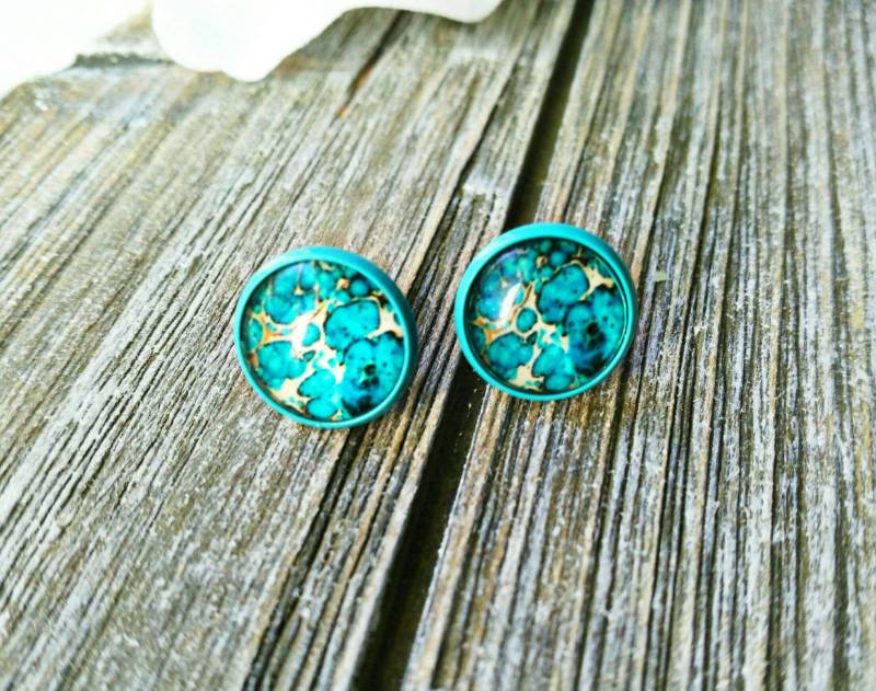 Watercolor Drops Hellblaue Aquarell Tropfen Unter Glas Cabochons in Aqua 12mm Post/stud Einstellungen Platziert Watercolor Drops Hellblaue Aquarell Tropfen Unter Glas Cabochons in Aqua 12mm Post/stud Einstellungen Platziert von DarkEmberDesigns