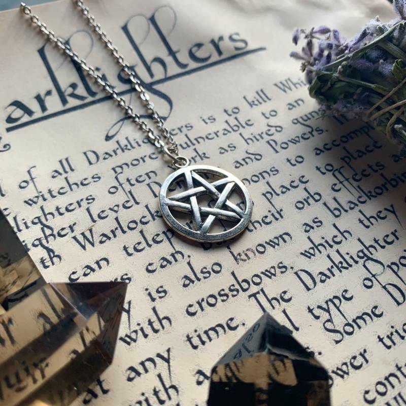 Silberne Pentagramm-Halskette - Versilbertes Wicca-Medaillon Heiliges Natur-Symbol Pentagramm & Kette Silberne Pentagramm-Halskette - Versilbertes Wicca-Medaillon Heiliges Natur-Symbol Pentagramm & Kette von DarkForestWorkshop