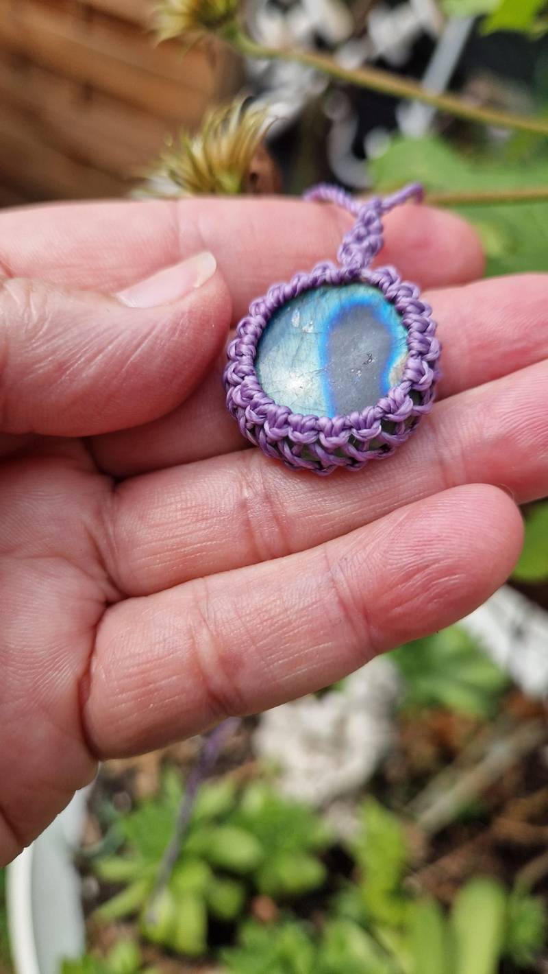 Makramee Kette Mit Einem Wunderschön Funkelndem Rundem Labradorit Anhänger von DarkRoseMagic