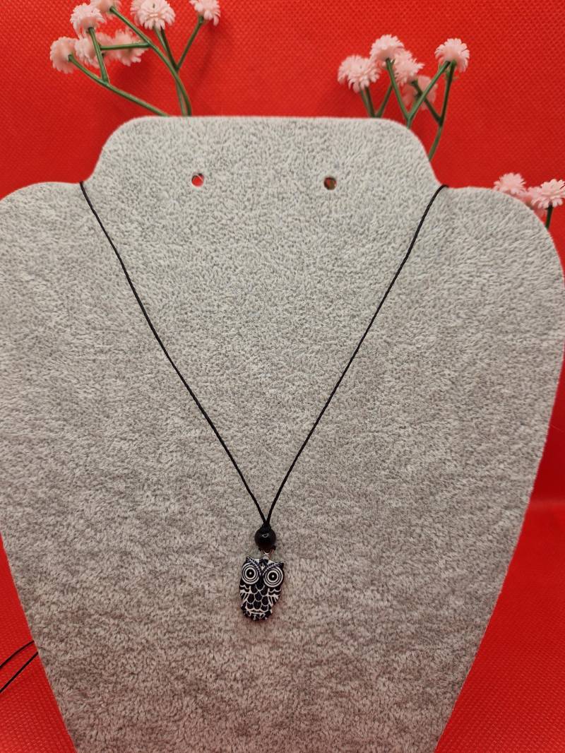 Wunderschöne Makrameekette Mit Einer Niedlichen Emallierten Schwarz/ Weißen Eule von DarkRoseMagic