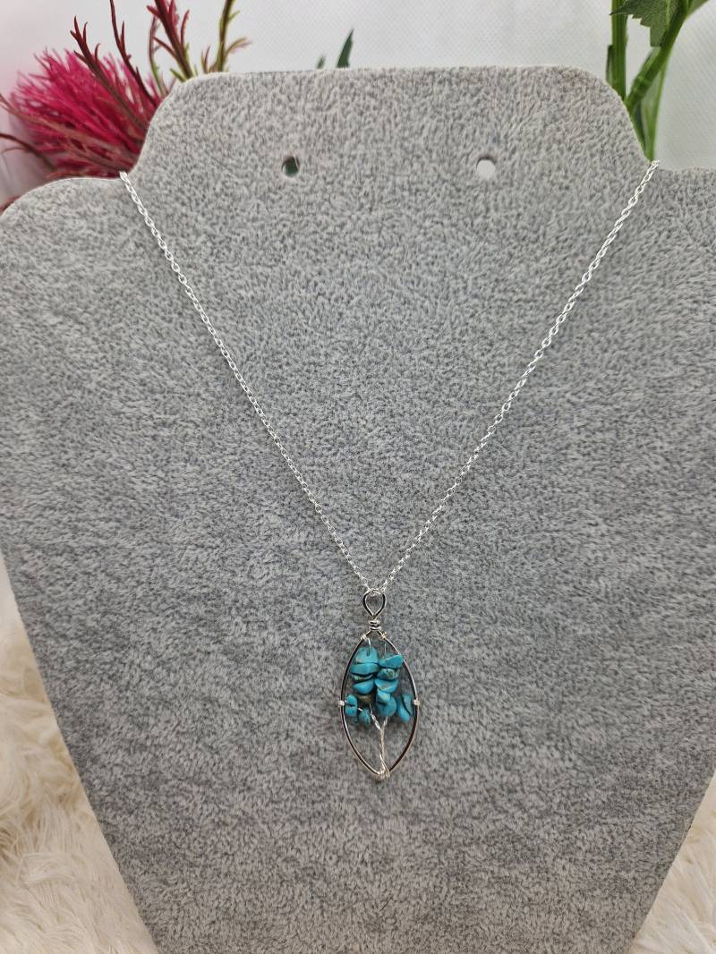 Wunderschöne Silberkette 925 Mit Einem Süßen Baum Des Lebens Anhänger Der Kleinen Türkisfarbenen Howlith Splitter Verziert Ist Wunderschöne Silberkette 925 Mit Einem Süßen Baum Des Lebens Anhänger Der Kleinen Türkisfarbenen Howlith Splitter Verziert Ist von DarkRoseMagic