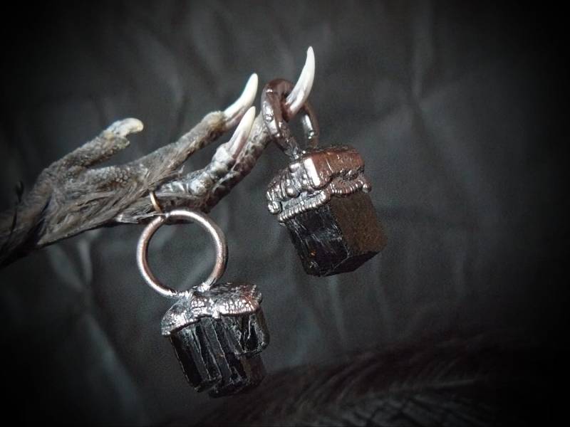 Schwarzer Turmalin Rohstein Anhänger, Elektroforming, Handgearbeitet, Elektrogeformt, Elektroplattierter Stein, Hexenschmuck, Schörl Schwarzer Turmalin Rohstein Anhänger, Elektroforming, Handgearbeitet, Elektrogeformt, Elektroplattierter Stein, Hexenschmuck, Schörl von DarkSideMagic