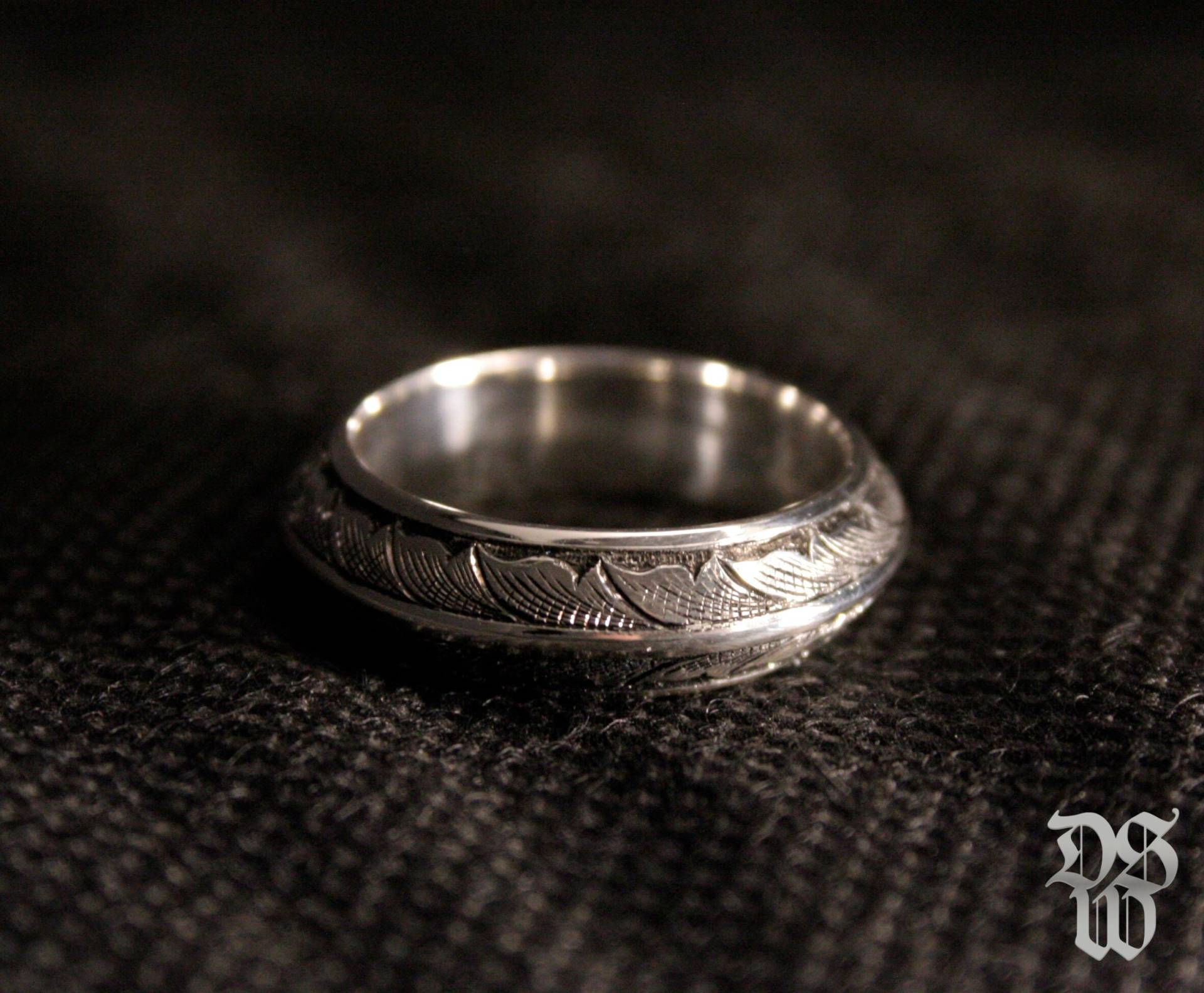 Silver Ring Hand Engraved Scroll Design Double Leaf Border Arabesque Triangular Silver Ring Hand Engraved Scroll Design Double Leaf Border Arabesque Triangular von DarkSigilWorkshop