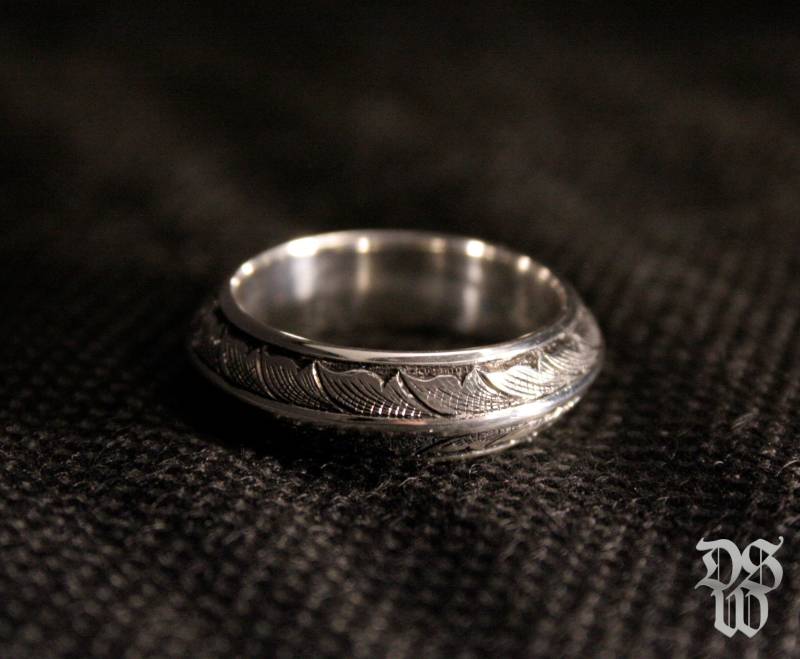 Silver Ring Hand Engraved Scroll Design Double Leaf Border Arabesque Triangular von DarkSigilWorkshop