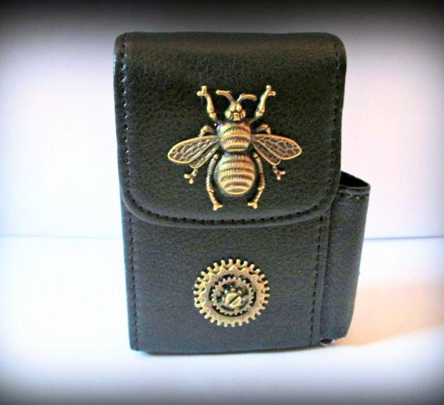 Schwarze Leder-Zigarettenetui Mit Feuerzeug Pocket-steampunk-Zigarettenspitze-Zigarettenetui Schwarze Leder-Zigarettenetui Mit Feuerzeug Pocket-steampunk-Zigarettenspitze-Zigarettenetui von DarkSplash