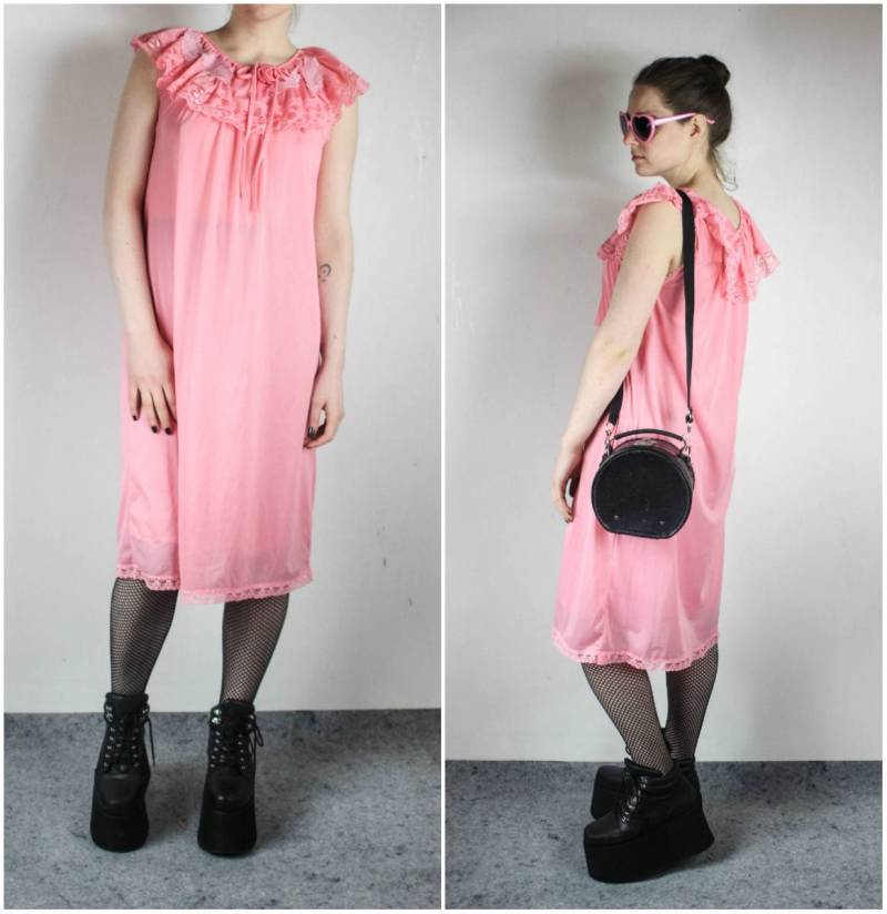 Vintage 80Er Jahre Pink Nylon Rüschen Nachthemd Kleid | S/M Vintage 80Er Jahre Pink Nylon Rüschen Nachthemd Kleid | S/M von DarkVintageNest