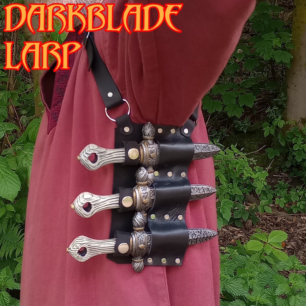 Larp Wurfmesser Unterarm-Rig Mit Sicheren Messern Für Larp, Cosplay Oder Kostüm Larp Wurfmesser Unterarm-Rig Mit Sicheren Messern Für Larp, Cosplay Oder Kostüm von DarkbladeLarp