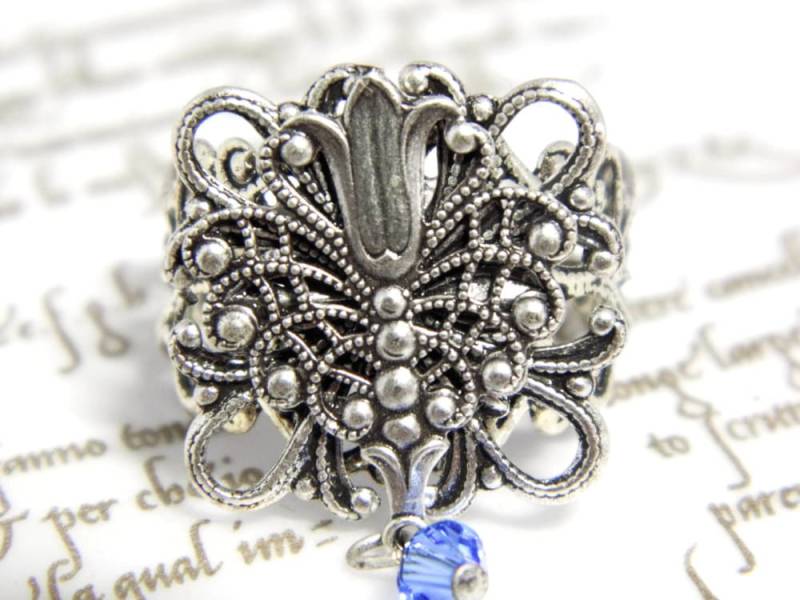 Filigraner Jugendstil-Ring Blauer Swarovski-Kristall, Einstellbare Silber-Finish von DarkenroseJewellery