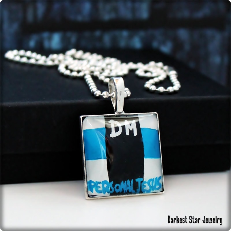 Depeche Mode Schmuck, Persönliche Jesus, Violator Anhänger, Handbemalt, Fan Art von DarkestStarJewelry