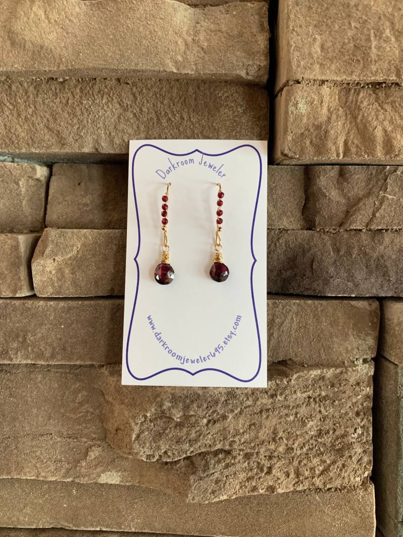 Granat Und 14K Gold Ohrringe von DarkroomJeweler695