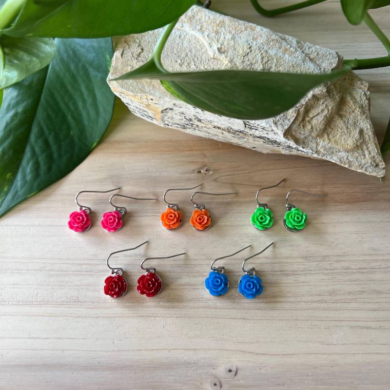 Baumelnde Rosen-Ohrringe Aus Harz Baumelnde Rosen-Ohrringe Aus Harz von DarlingDanglePinups
