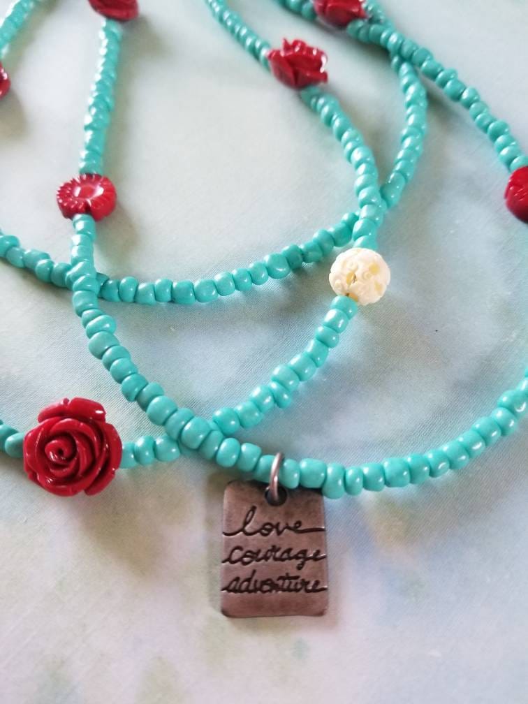 Love, Courage, Adventure Halskette & Ohrringe in Red Roses Love, Courage, Adventure Halskette & Ohrringe in Red Roses von DarlingDanglePinups