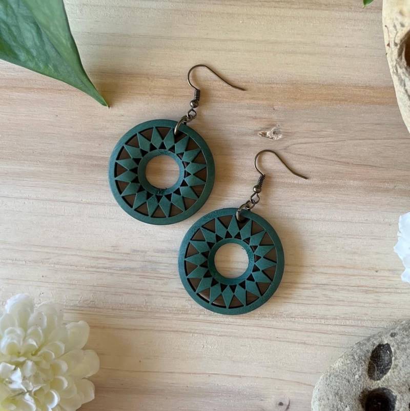 Türkis Holz Ohrringe Mit Mandala Muster Türkis Holz Ohrringe Mit Mandala Muster von DarlingDanglePinups