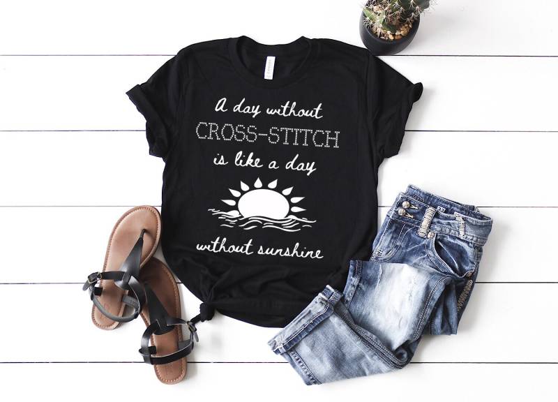Ein Tag Ohne Kreuzstich Ist Wie Ein Sonnenschein Kurzarm Unisex T-Shirt Macher Tragen Stitcher T von DarlingDelores