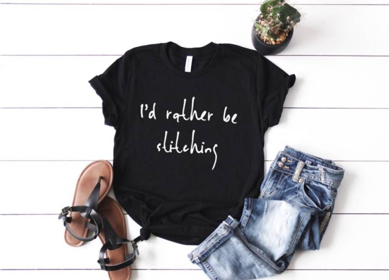 Ich Würde Lieber Nähen Unisex T-Shirt Zitat Handwerker Macher Kreuzhefter Stich Shirt von DarlingDelores