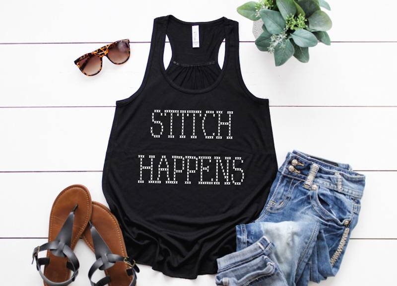 Stitch Happens Women's Flowy Racerback Tank Zitat Crafter Maker Stitcher Top Stitch Happens Women's Flowy Racerback Tank Zitat Crafter Maker Stitcher Top von DarlingDelores