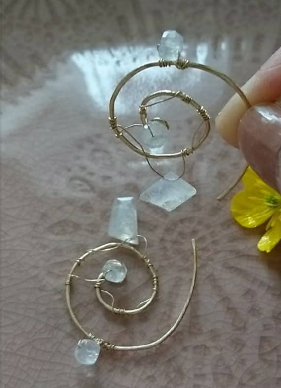 14K Gold Fill Spiral Ohrringe Blauer Blitz Mondstein Durchzieher Schmuck von DarlingGolightly