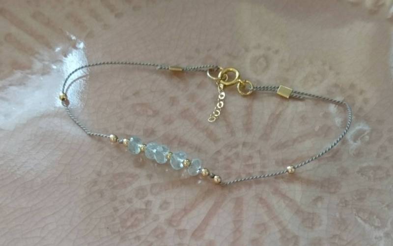 Aquamarin Armband 14K Gold Filled Perlen, Seidenkordel - März Geburtsstein von DarlingGolightly