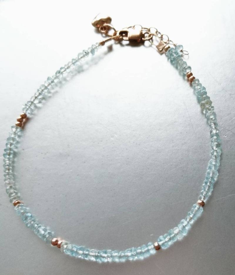 Aquamarin Und Herz Charm Stapelarmband, März Geburtsstein, Etwas Blau von DarlingGolightly
