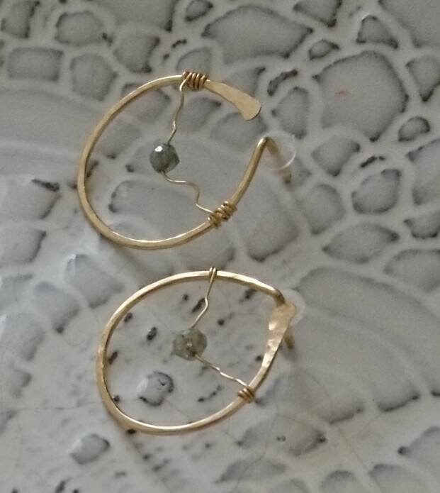 Gehämmerte Gold Fill Hufeisen Ohrringe Rohdiamant Ohrstecker, April Geburtsstein von DarlingGolightly