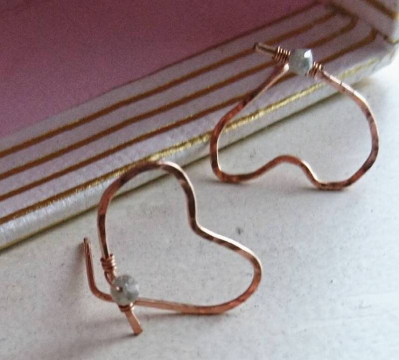 Gehämmerte Rosegold Filled Herz Ohrringe Mit Facettierten Diamanten von DarlingGolightly