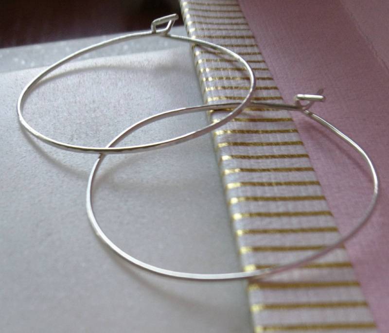 Handgemachte Sterling Silber Gehämmerte Hoop Ohrringe - 3 cm von DarlingGolightly