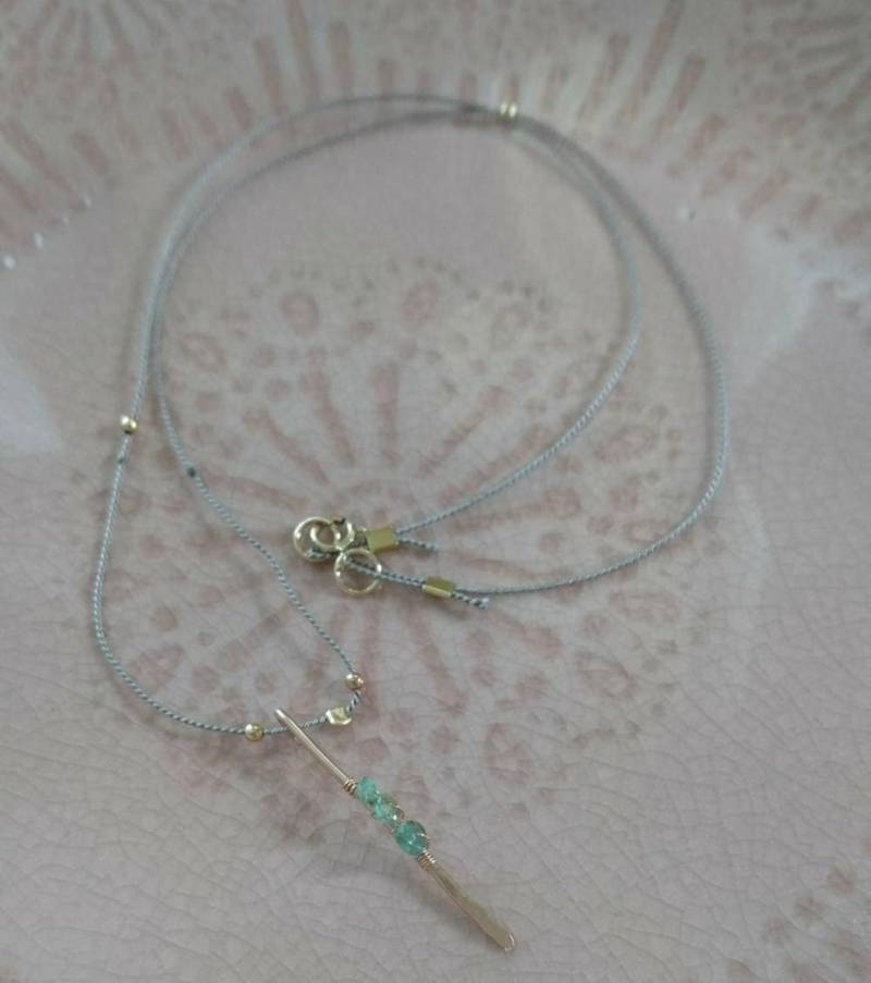 Rohe Smaragd Halskette Seidenkordel, Gemischte Metallsplitter - Mai Geburtsstein von DarlingGolightly